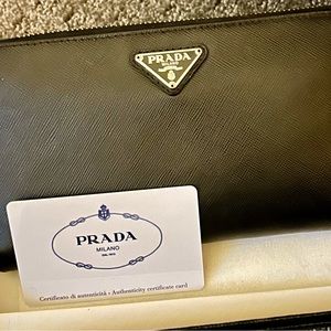 Prada Wallet, very gently used, excellent condition